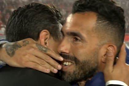 El emotivo abrazo entre Tevez y Gallardo. "Sos el mejor", le dijo.