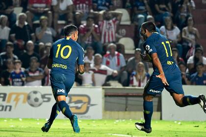 Tevez y Ávila festejan el gol de Boca que le da la victoria en Santa Fe.