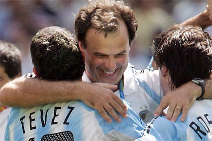 Tras la conquista de la medalla dorada en Atenas 2004, Bielsa abraza a Tevez, autor del gol de la victoria en la final ante Paraguay