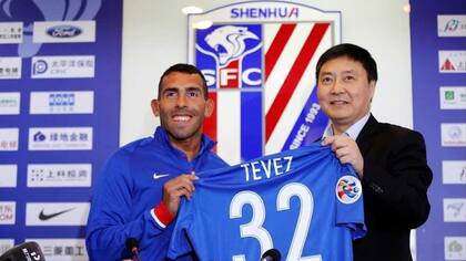 Tevez y el presidente del Shanghai Shenhua, cuando todo era ilusión y expectativa