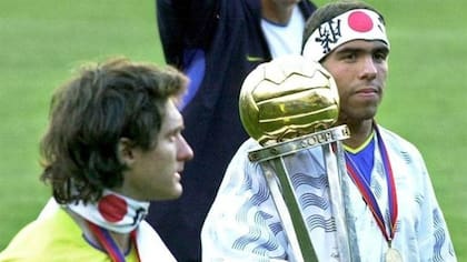 Tevez y Guillermo Barros Schelotto, la gloria en la Intercontinental 2003