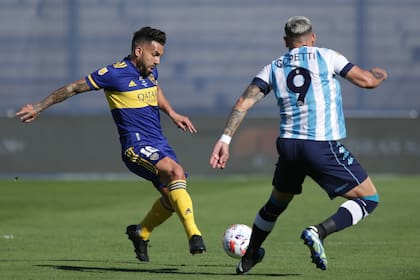 Tevez y la pelota contra Copetti y Racing, el lunes 31 de mayo de 2021: la última vez del 10 como jugador de Boca.