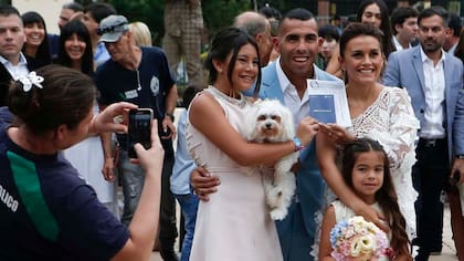 Tevez y su mujer celebraron este jueves su casamiento por civil