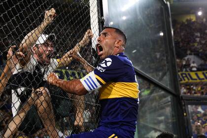 Tevez y su última gran postal como futbolista de Boca: celebrando el gol a Gimnasia, con la que el Xeneize le arrebató a River la Liga Profesional 2019/2020 en la última fecha