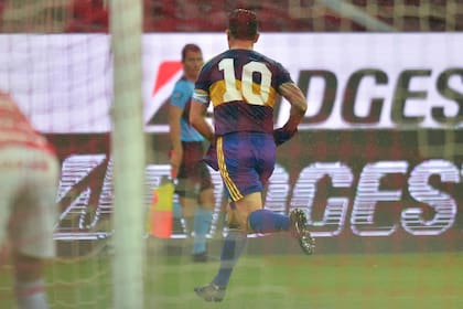 Tevez acaba de convertir su gol frente a Internacional de Porto Alegre y la camiseta oficial de Boca dio paso a otra, con el número 10, que le regaló Diego Armando Maradona. Para él fue el homenaje en el Beira Río, donde Boca ganó 1-0.