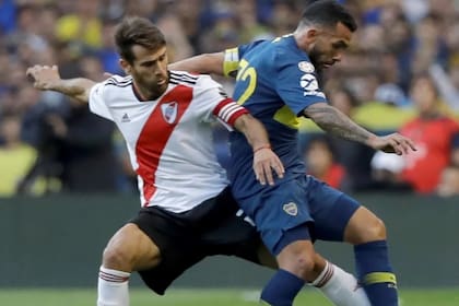 Tevez versus Ponzio, en el superclásico del pasado 2 de enero