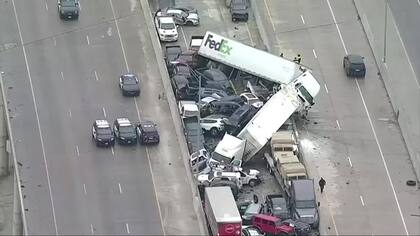 Texas: al menos cinco personas murieron en un masivo choque de 100 vehículos - Fuente: AFP