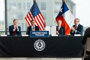 Las nuevas leyes de seguridad fronteriza de Greg Abbott en Texas y cómo impactarán a los migrantes
