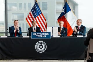 Las nuevas leyes de seguridad fronteriza de Greg Abbott en Texas y cómo impactarán a los migrantes