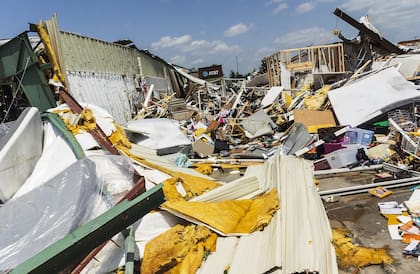 El Home Town Flea Market fue severamente dañado por la tormenta, el domingo 26 de mayo de 2024, en Rogers, Ark. (Charlie Kaijo/The Northwest Arkansas Democrat-Gazette vía AP)