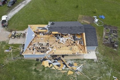 Daños en una casa después de una tormenta la noche anterior, el domingo 26 de mayo de 2024, en Pryor, Okla.