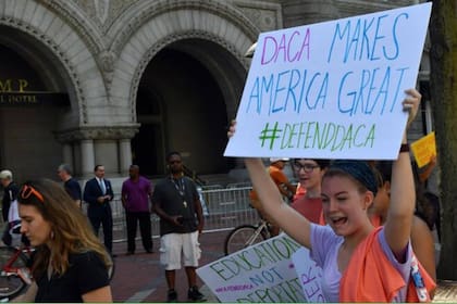 Texas y otros seis estados liderados por republicanos argumentan que el programa es ilegal y que impone costos financieros indebidos