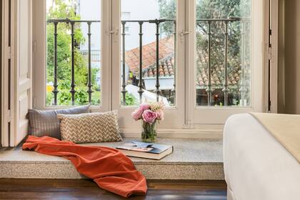 Textiles envolventes para contemplar la vista desde el hotel Palacio de Tepa en Madrid