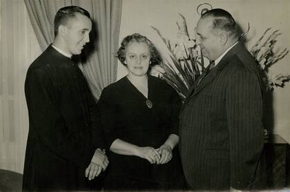 Jorge Mario y sus padres, Regina y Mario