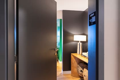 Textura Grafito, un clásico de Oblak en la entrada al espacio 103 de Sandy Cairncross & Florencia Villanueva.