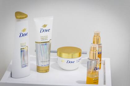 Textura ultraligera, rápida absorción y control del frizz por 72 horas: el óleo bifásico de Dove Bond Intense Repair se posiciona como un must en el cuidado capilar esta temporada.