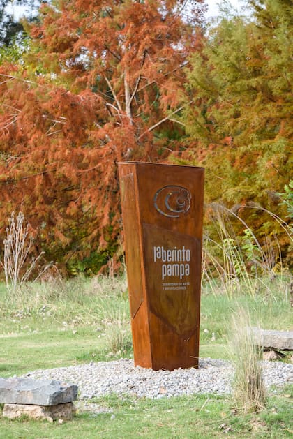 Texturas, colores y formas dan el presente en laberinto pampa, una obra en colaboración con la naturaleza. Los bambúes guian decisiones, modifican miradas y moldean un presente continuo.