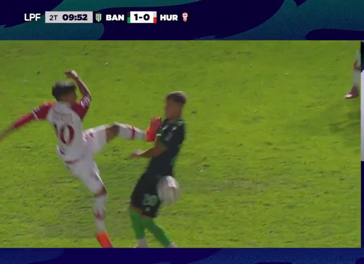 Um gol do cartão vermelho direto do jovem de 17 anos para impedimento. Banfield e Huracán disponíveis