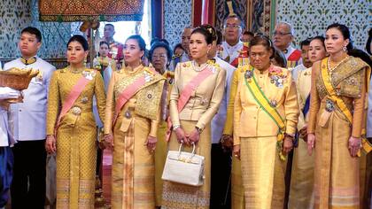 la princesa Sirivannavari Nariratana, la princesa Bajrakitiyabha Manidol (ambas hijas del Rey), la Reina y la hermana de Rama X, la princesa Ubolratana, atentas durante la ceremonia en el Gran Palacio, en Bangkok.