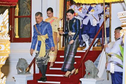 El viernes 4, la Reina llega a la Chakrapat Biman Royal Residence, en el Gran Palace de Bangkok, para uno de los festejos previos a la coronación.