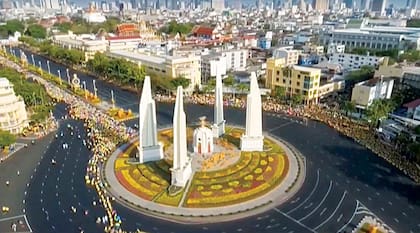 Una multitud se reunió alrededor del Monumento a la Democracia para vitorear y desearle lo mejor a su rey.