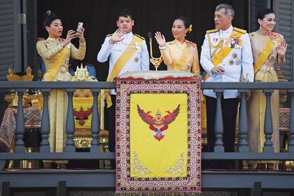 En el balcón del Gran Palacio, la princesa Sirivannavari Nariratana, el príncipe Dipangkorn Rasmijoti y la princesa Bajrakitiyabha Mahidol acompañan a su padre y a la reina Suthida.