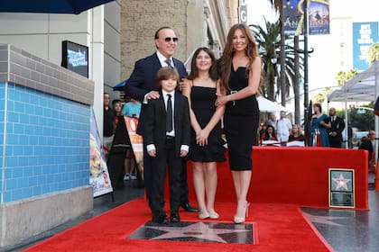 Thalía junto a su marido, Tommy Mottola y sus dos hijos