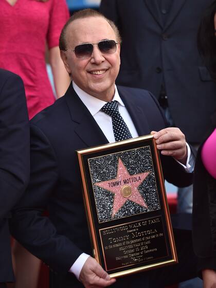 Tommy Mottola posó ante las cámaras con el reconocimiento en mano, feliz y orgulloso