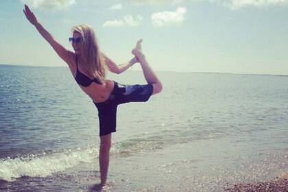 Thalía es fanática del yoga y lo practica donde sea; en este caso, en la playa