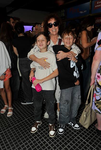 Thania, que desde siempre guarda un muy bajo perfil, también posó muy sonriente con sus nietos Benicio y Beltrán Vicuña