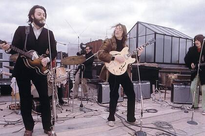 John Lennon utilizando la Epiphone Casino en el último concierto en vivo de Los Beatles