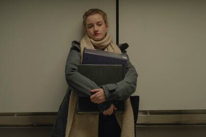 Julia Garner en The Assistant, film centrado en el caso Weinstein para el que su directora entrevistó a cien mujeres para recabar sus experiencias