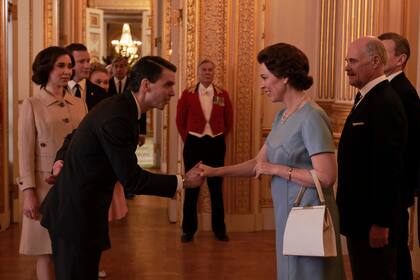 La llegada a la Luna en 1969 y la posterior visita de los astronautas al palacio de Buckingham, es uno de los acontecimientos reales que se recorren en esta nueva temporada