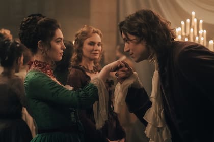 Anamaria Vartolomei y Lucas Bravo, en una escena de la nueva serie de HBO Max, The Seduction