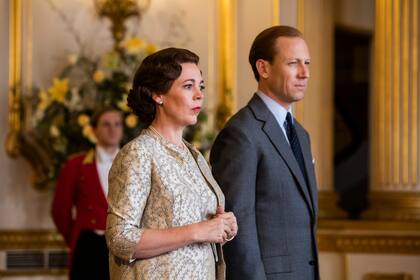 Colman y Tobias Menzies, como Isabel y Felipe, el duque de Edimburgo