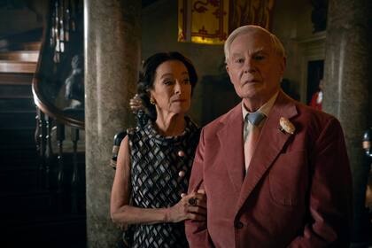 Geraldine Chaplin y Derek Jacobi como Wallis Simpson y el duque de Windsor, en su exilio en París