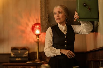 The Abandons. Gillian Anderson as Constance Van Ness in Episode 103 of The Abandons. Cr. Michelle Faye/Netflix 2024 ©