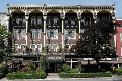 The Adelphi Hotel es uno de los hoteles icónicos que se pueden visitar durante las fiestas en Saratoga Springs (The Adelphi Hotel)