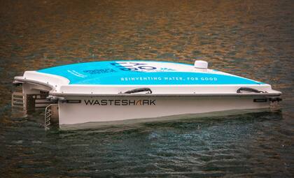 The Aqua Libra Wasteshark, a remote control robot designed to pick up litter on water, in te Middle Dock of Canary Wharf. Canary Wharf, London (14/03/2023)