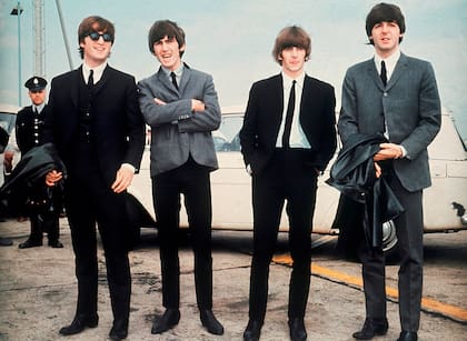 The Beatles en 1964: John Lennon, George Harrison, Ringo Starr y Paul McCartney llegan a Liverpool, Inglaterra, el 10 de julio de 1964, para el estreno de su película A Hard Day's Night