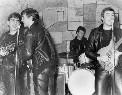 The Beatles en el escenario de The Cavern, febrero de 1961 (Photo by Michael Ochs Archives/Getty Images)