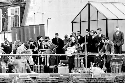 The Beatles en la terraza de Apple, su sello discográfico, en el último show de la banda