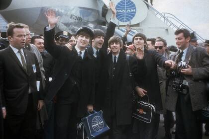 Los Beatles llegan a Nueva York para su primera aparición en Estados Unidos. De izquierda a derecha: John Lennon, Paul McCartney, Ringo Starr y George Harrison.