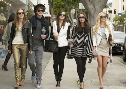 Adoro la fama (The Bling Ring, 2013) es una comedia dramática y policial basada en hechos reales, acerca de una pandilla de adolescentes que robaban mansiones de famosos en Los Ángeles