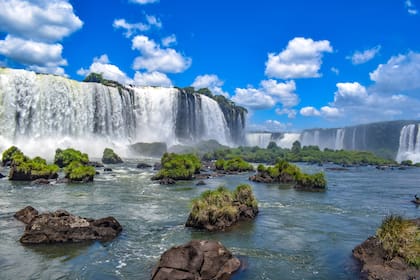Los agentes turísticos observan un creciente interés para destinos locales como las cataratas del Iguazú, Mendoza, Bariloche y Córdoba