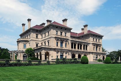 The Breakers, la casa de verano de Cornelius Vanderbilt II, ubicada en Newport. Fue construido en 1893, agregado al Registro Nacional de Lugares Históricos en 1971 y designado Monumento Histórico Nacional en 1994. Fuente: Wikipedia