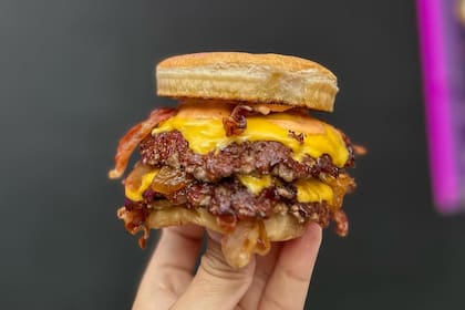 The Burger Couple propone una smash memorable, con sabor intenso, carne bien tratada y esa cubierta crocante que solo da una plancha caliente y una técnica precisa