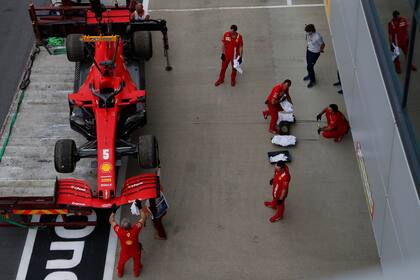 La SF1000 de Vettel perdió aceite por un fallo del motor y tuvo que abandonar los ensayos