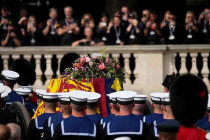 The coffin of Queen Elizabeth II is pulled past Buckingham Palace following her funeral service at Westminster Abbey in central London on September 19, 2022. (Photo by Christophe Ena / POOL / AFP)