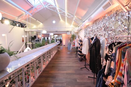 THE COMITÉ cuenta con diversos espacios: MODA, propuesta de diversos diseñadores; TALENT LAB; CUSTOM 21, puesta en valor de prendas únicas; RENT, alquiler de vestidos de fiesta; DISEÑO, galería de diseñadores invitados y mobiliario, y un CAFÉ de autor.